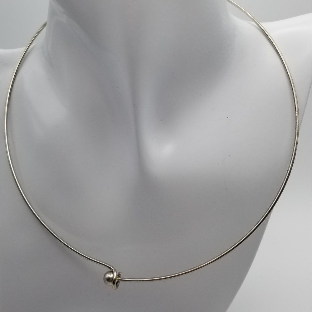 Simplistic round collar necklace. OFL